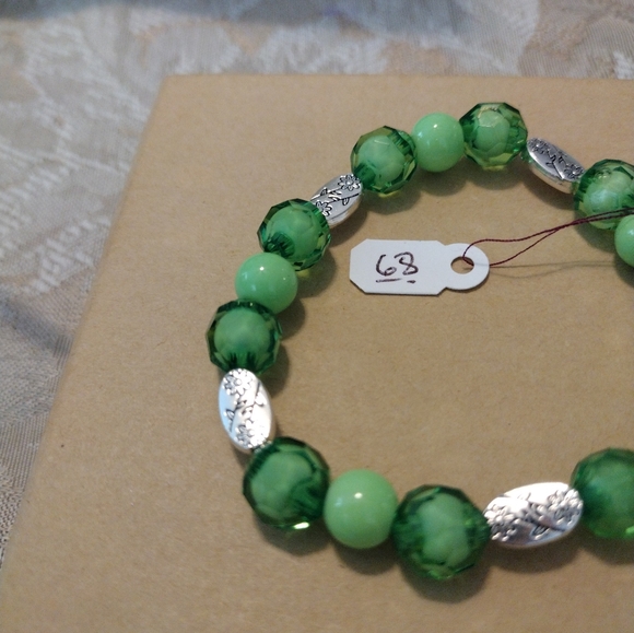 Artemis's Gems custom-made beaded bracelet with metal flower-engraved charms - Picture 3 of 3